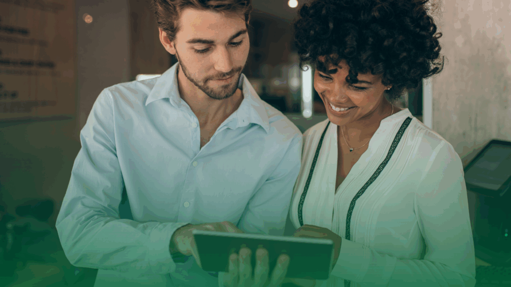 Pessoas trabalhando na sistema de gestão de terceiros 