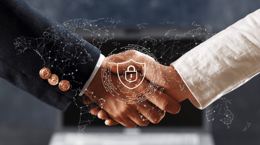 Duas mãos se apertando em um acordo, com uma sobreposição digital de um cadeado de segurança e uma rede global, simbolizando segurança em parcerias ou transações digitais.

