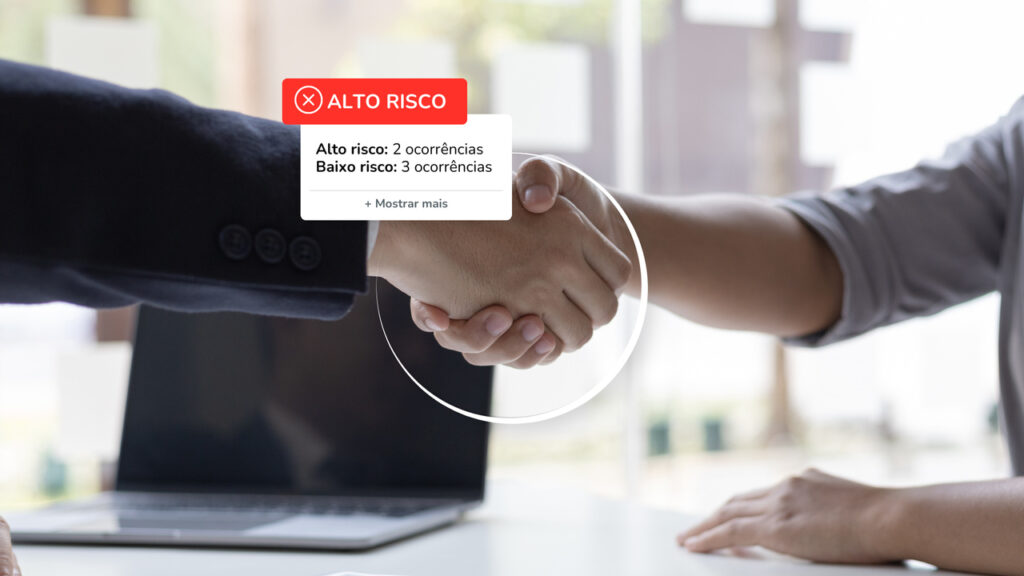 Imagem de um aperto de mãos entre dois profissionais, com uma notificação de 'Alto Risco' destacando ocorrências de risco em processos de background check. A notificação informa 'Alto risco: 2 ocorrências' e 'Baixo risco: 3 ocorrências', simbolizando a importância de análise de riscos em parcerias de negócios