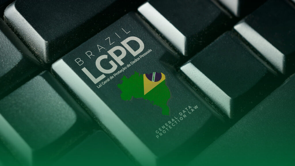 Teclado com uma tecla personalizada destacando a LGPD (Lei Geral de Proteção de Dados), com o mapa do Brasil e a inscrição "General Data Protection Law", representando a regulamentação da proteção de dados pessoais no Brasil. Fundo com tom esverdeado, remetendo à identidade visual brasileira.


