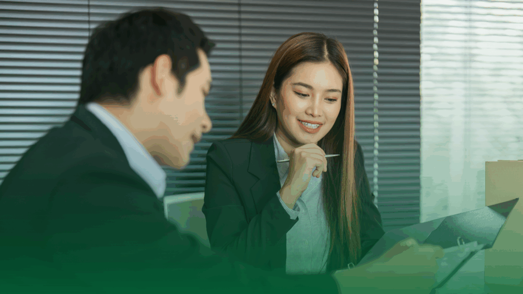 Pessoas em escritório discutindo e avaliando novas tendências de compliance para a empresa