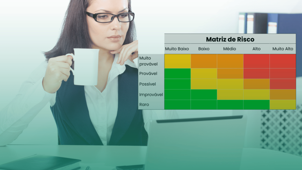 Mulher olhando a matriz de riscos em compliance por meio do seu notebook.