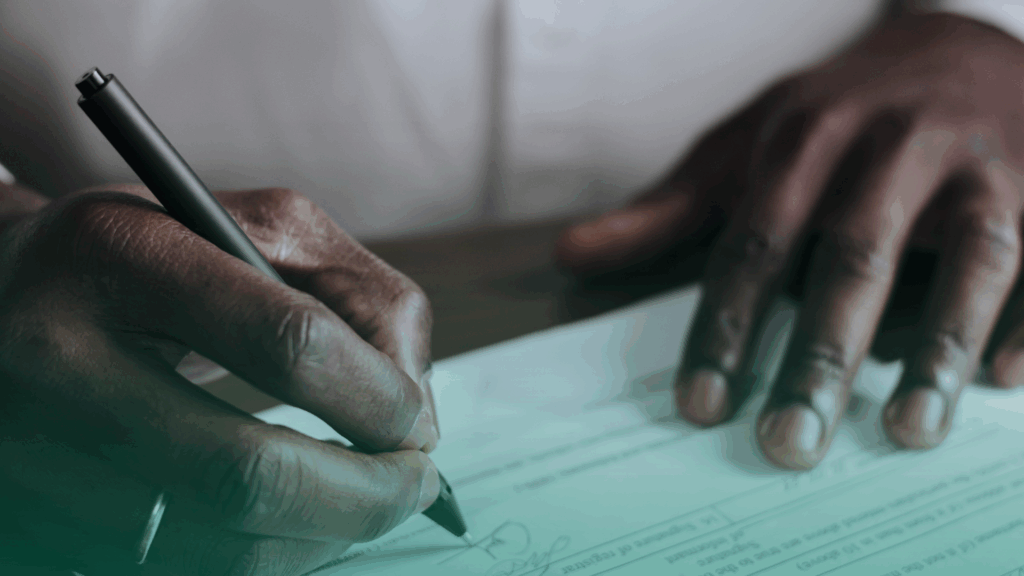 Homem fazendo anotações em um documento. 