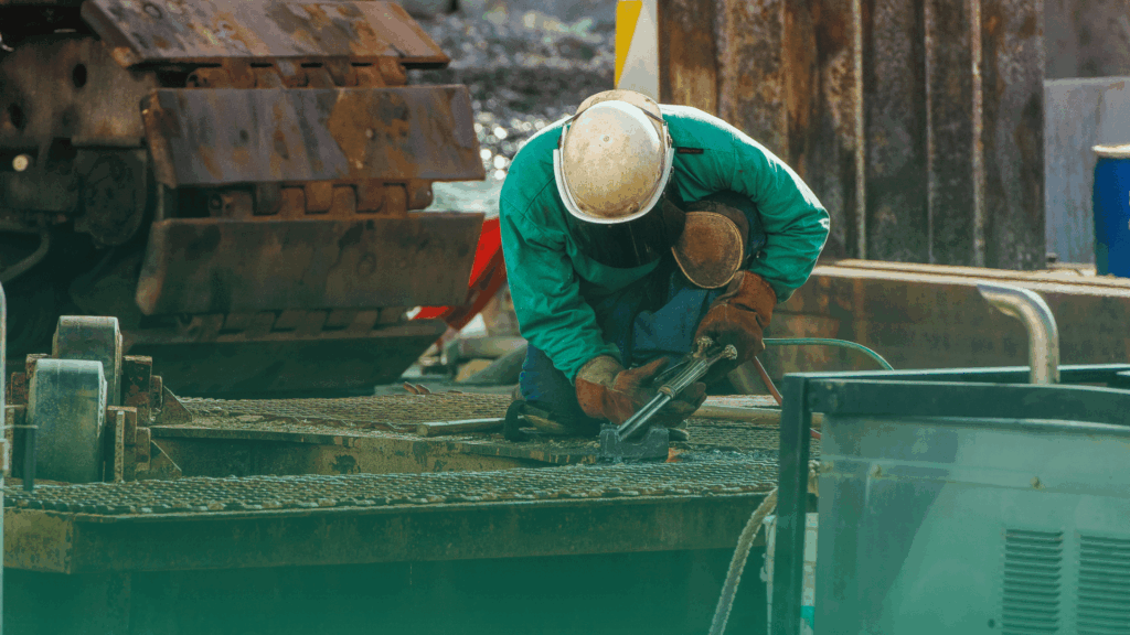 trabalhador da contrução civil no canteiro de de obras. 