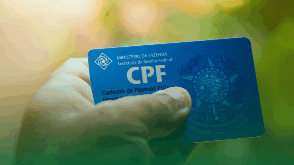 Pessoa segurando o CPF para consultar na receita federal 